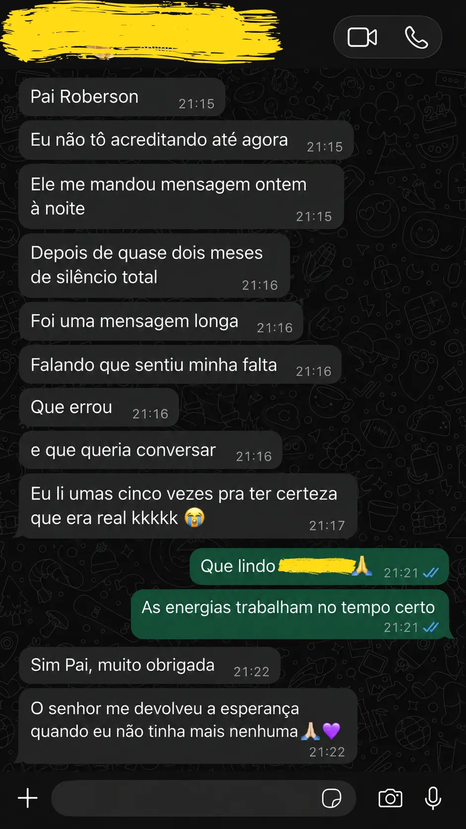 Cliente emocionada relatando mensagem longa do ex após longo período de afastamento.