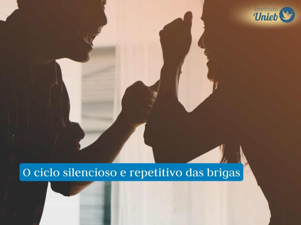 Casal brigando representando o ciclo silencioso e repetitivo das brigas no relacionamento