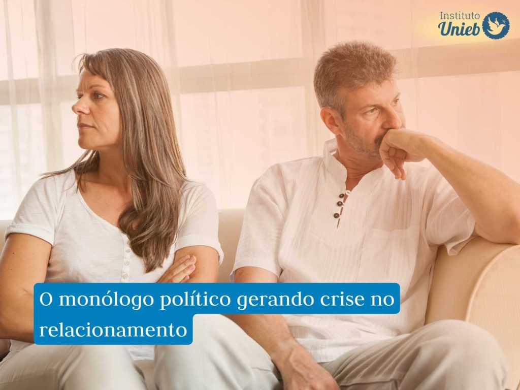 Meu marido só fala de política: o que fazer? Casal sentado no sofá após uma discussão representando uma situação de briga ou divergência sobre opiniões políticas