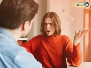 Homem e mulher brigando representando a dúvida sobre o que fazer depois de uma briga feia no relacionamento