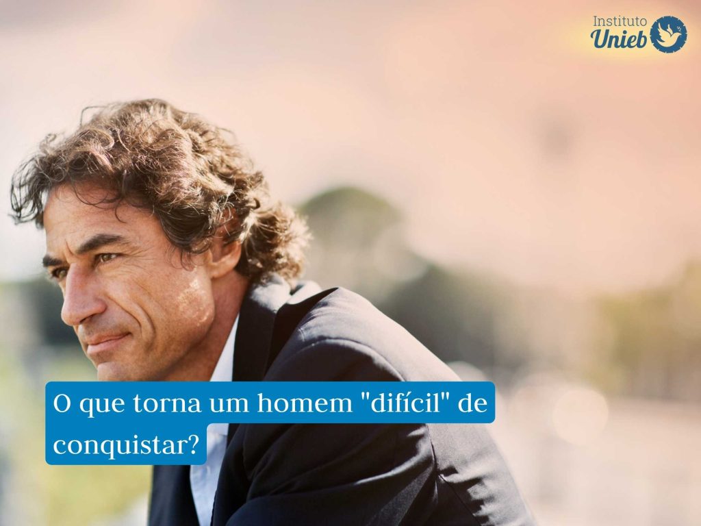 Como conquistar um homem difícil? Homem olhando para o horizonte demonstrando um homem difícil de conquistar