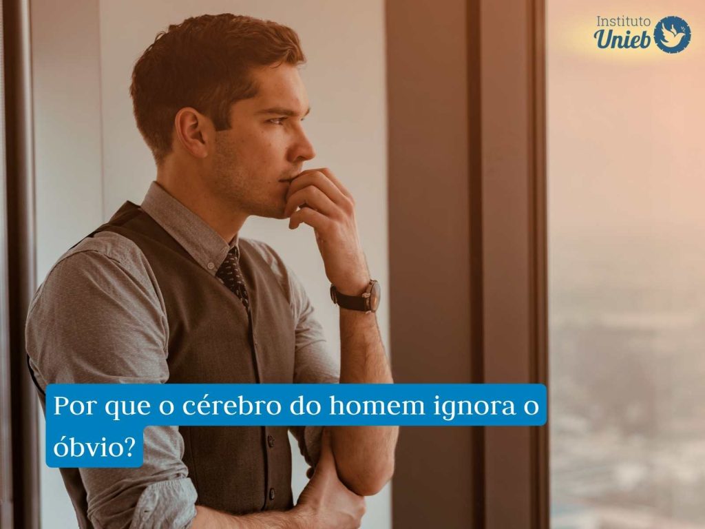 Homem pensativo olhando pela janela representando um homem que está o dia todo pensando em uma pessoa