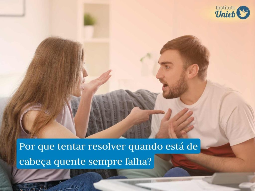 Como resolver uma briga de casal sem piorar a situação? Casal brigando representando o dilema de como resolver uma briga de casal sem piorar a situação