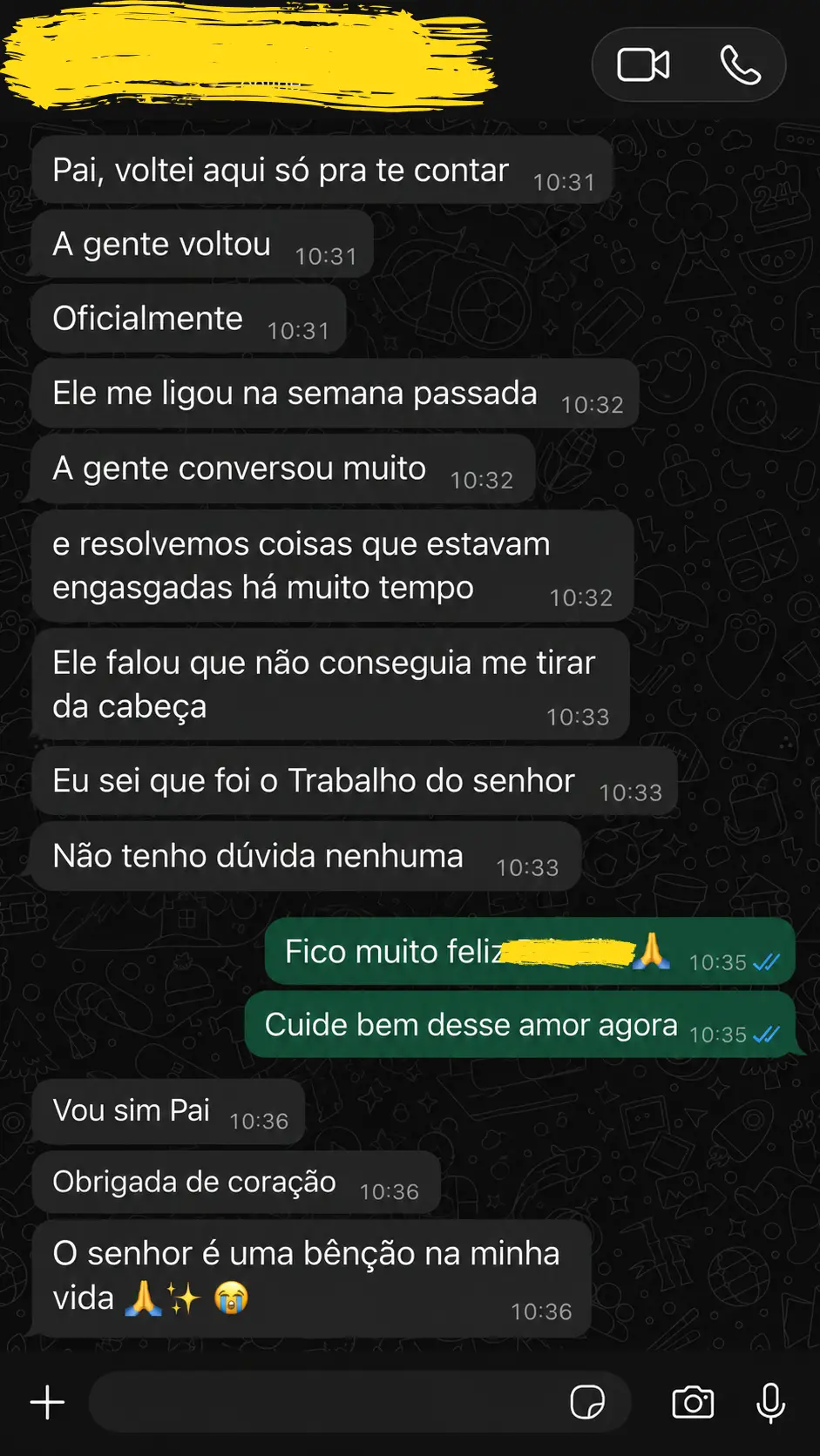 Conversa celebrando o retorno oficial do relacionamento após intervenção espiritual.