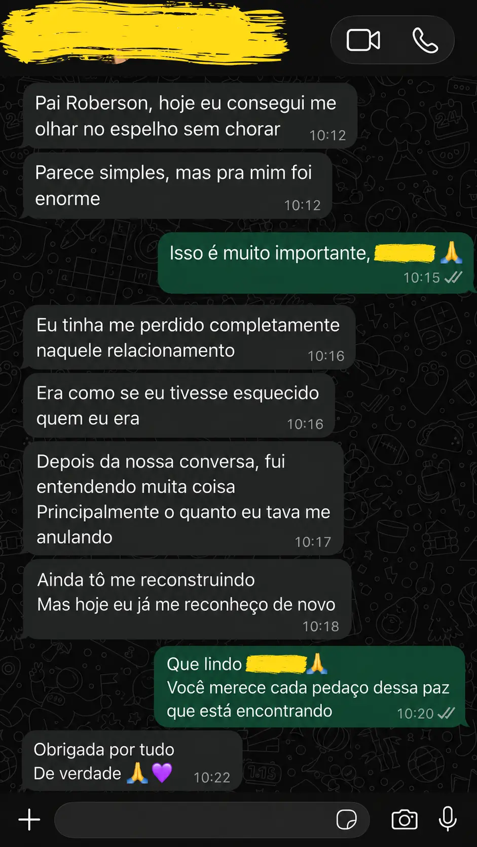 Mulher celebra conseguir se olhar no espelho sem chorar após término difícil de relacionamento.