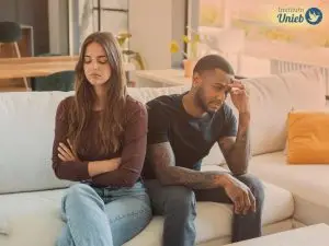 Casal magoado após discussão representando os tipos de briga que destroem relacionamentos