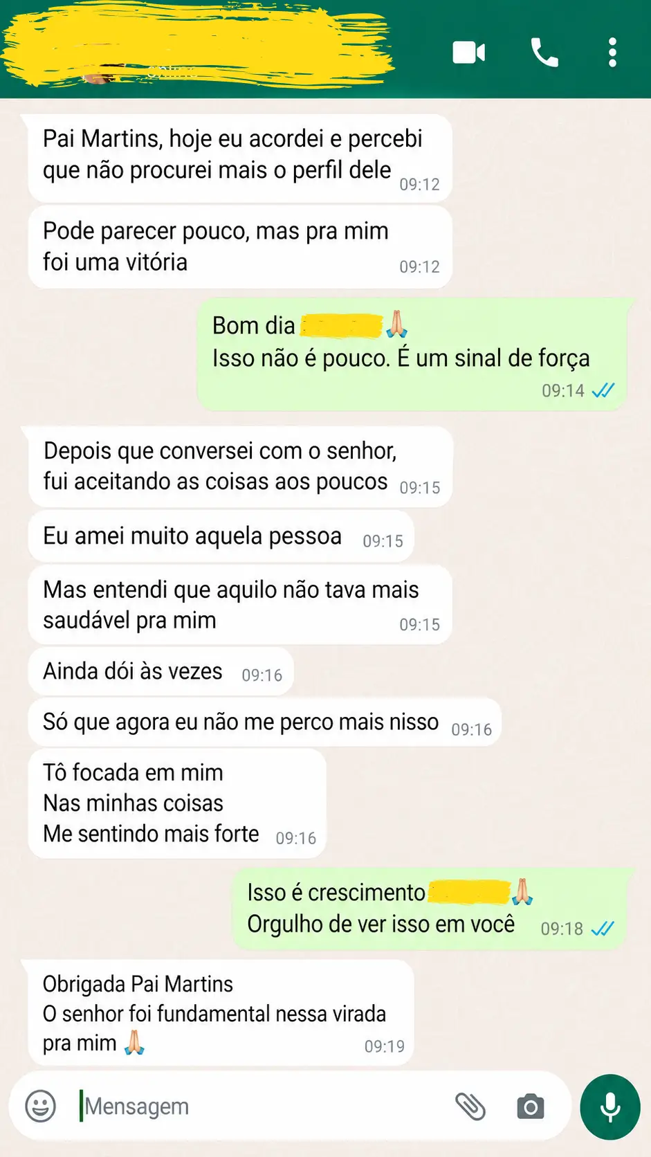 Captura de tela de conversa no WhatsApp com Pai Martins. Relata sua superação emocional após término de relacionamento, celebrando não procurar mais o ex e sentir-se mais forte.