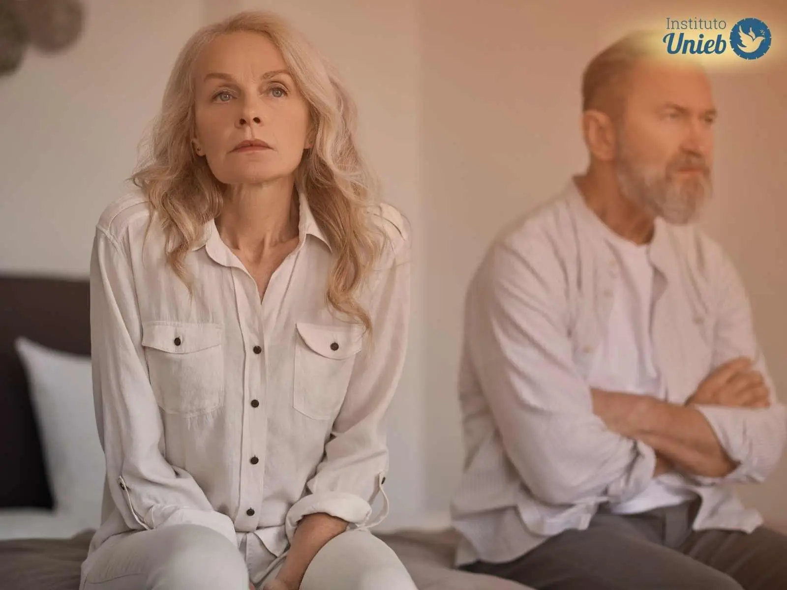 Homem e mulher de meia idade sentados representando alguém que reflete sobre ter se arrependido do casamento