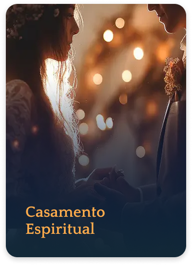Noiva com vestido de renda e flores no cabelo de mãos dadas com noivo de terno em cerimônia iluminada por luzes suaves.