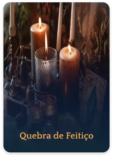 Mesa de trabalho espiritual com velas acesas em castiçais, cartas de oráculo, cristais de quartzo e elementos rituais em ambiente de luz suave.
