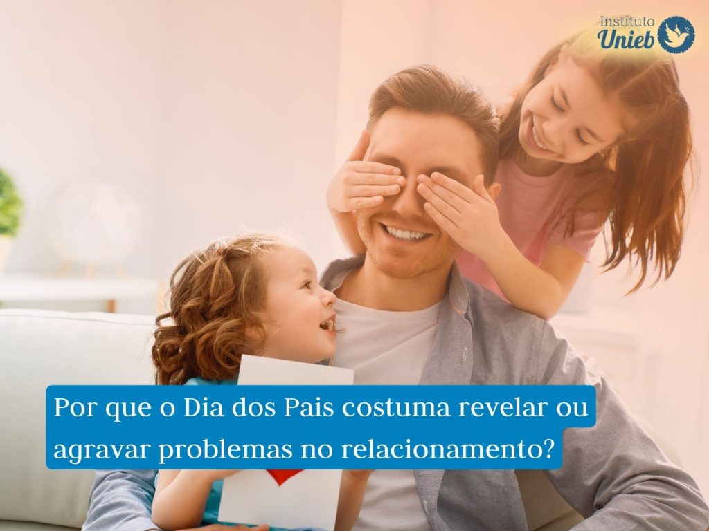 Pai com suas filhas representando a celebração do Dia dos Pais