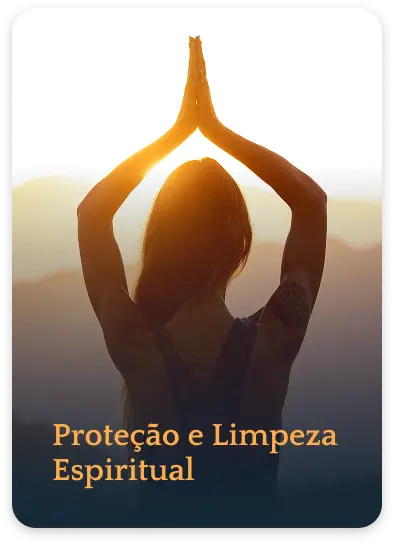 Silhueta de uma mulher de costas com as mãos unidas acima da cabeça ao pôr do sol, em pose de meditação e conexão espiritual, com a inscrição "Proteção e Limpeza Espiritual".