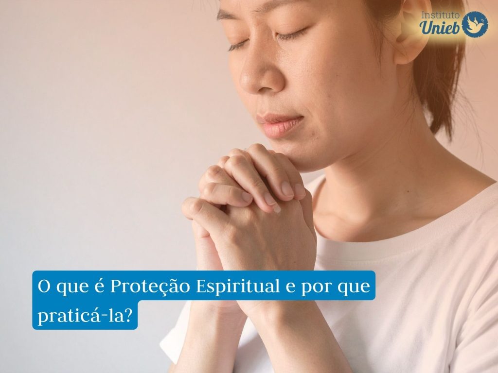 Mulher com mãos fechadas em prece representando alguém que pratica Rituais de Proteção Espiritual