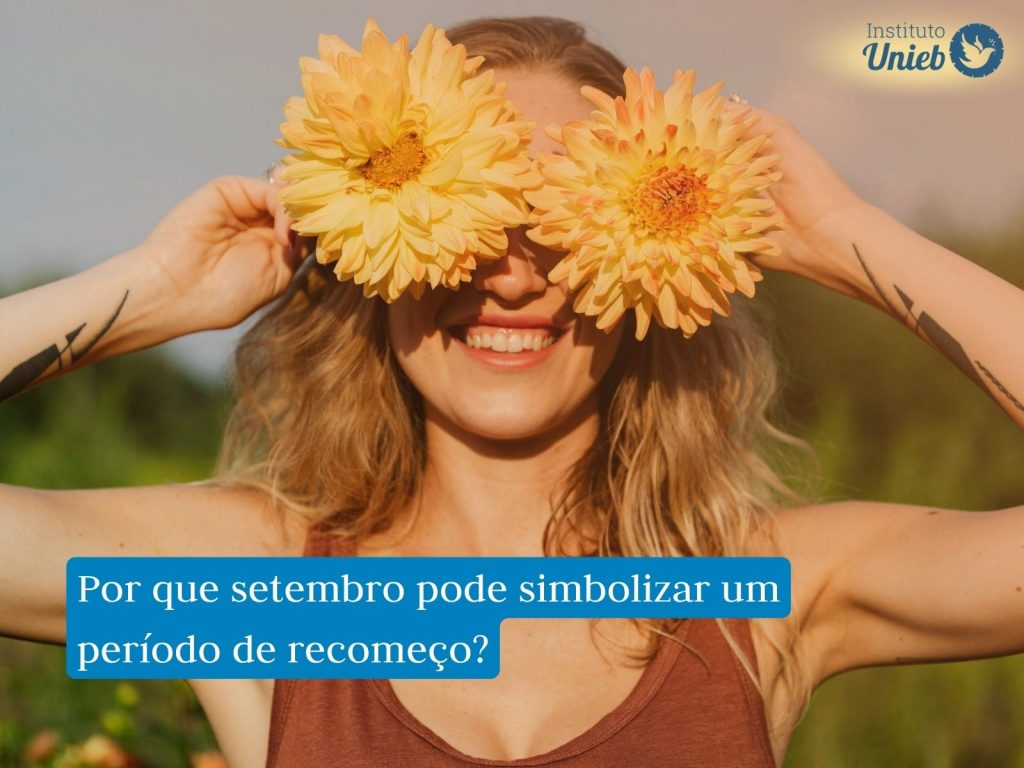 A energia da primavera para novos começos amorosos Mulher alegre com flores amarelas representando a energia de setembro e da primavera para novos começos amorosos