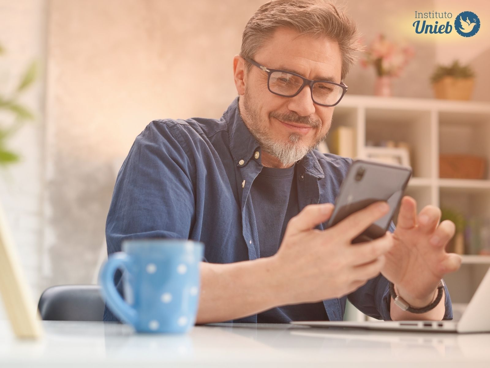 Homem com celular na mão representando alguém que recebe frases para deixar um homem pensando em você o dia todo