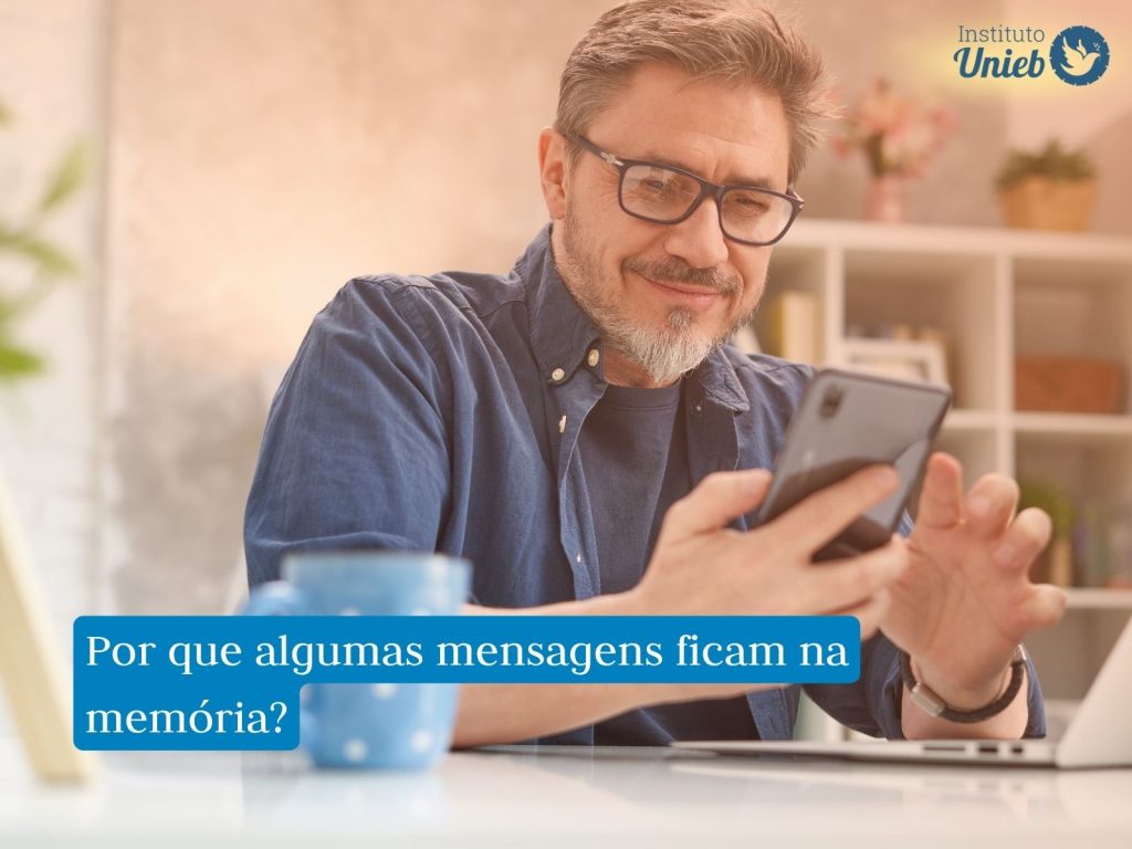 Homem com celular na mão representando alguém que recebe frases para deixar um homem pensando em você o dia todo