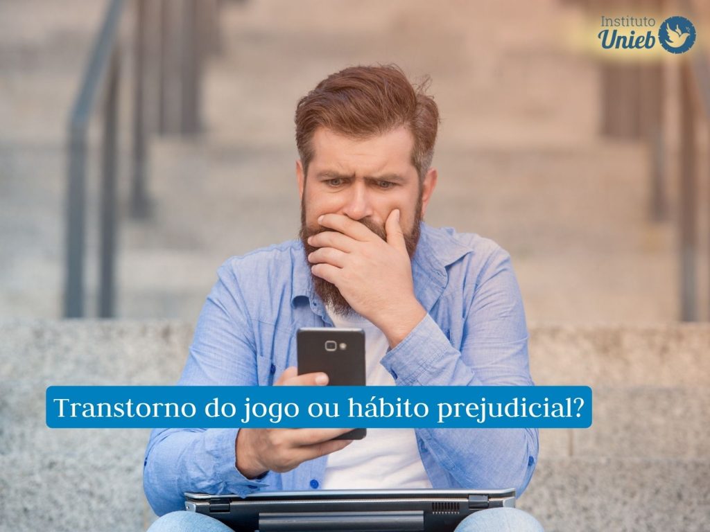 Homem no celular representando a dúvida sobre transtorno de jogo ou hábito prejudicial